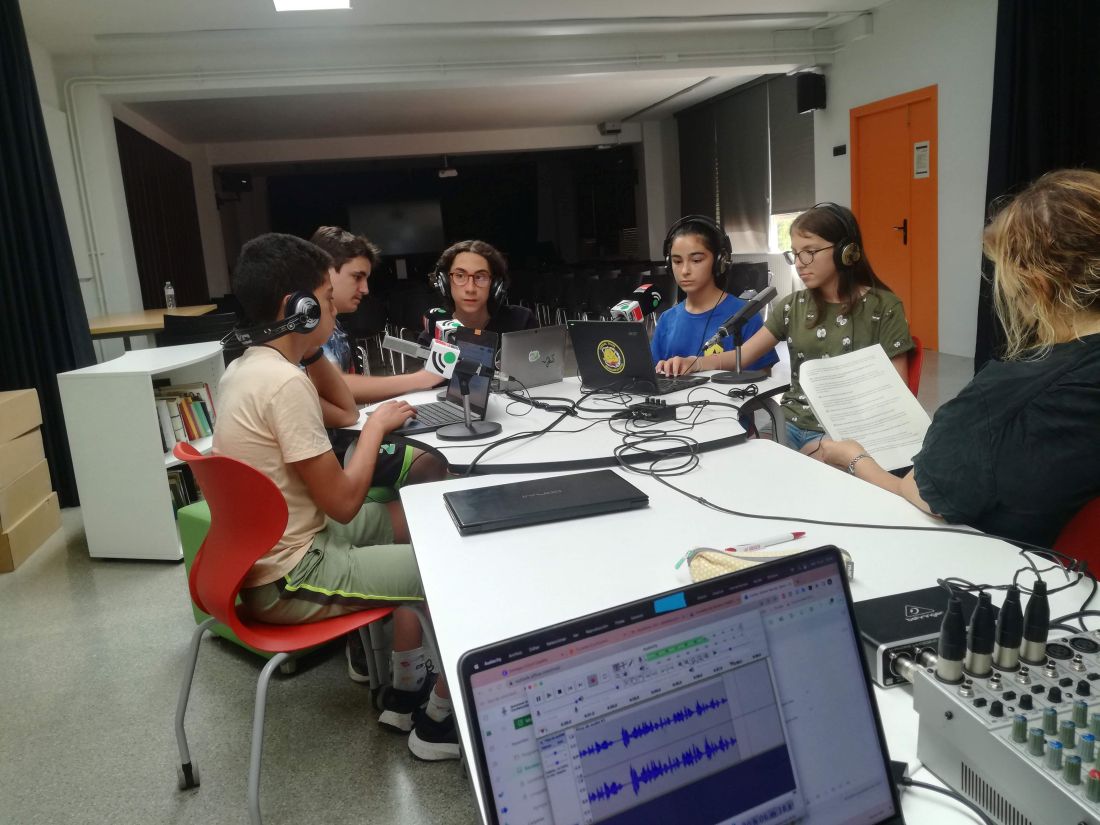 Programes escolars a Cerdanyola Ràdio. Els alumnes de 2n d'ESO de l'Institut Jaume Mimó parlen d'història al 105.3FM
